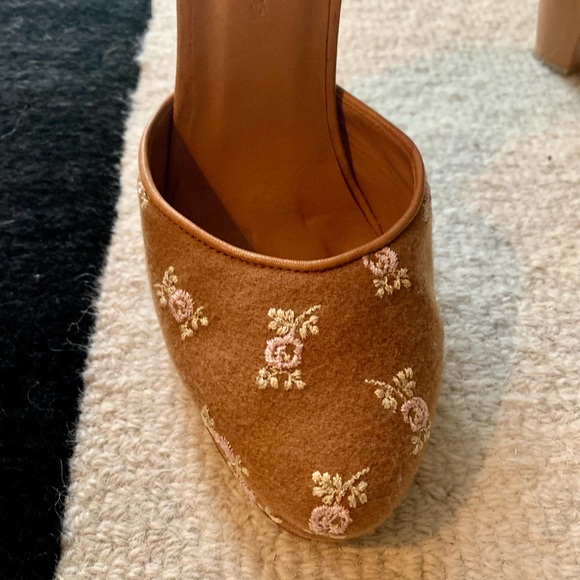 Rachel Comey Heels. Camel with Flowers. Size 7.5. - Picture 2 of 9